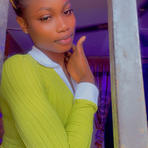 Queen b.