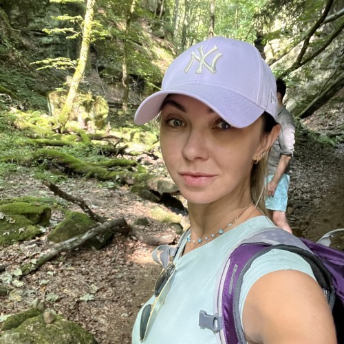Yana G.