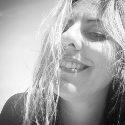 Thais  Á.
