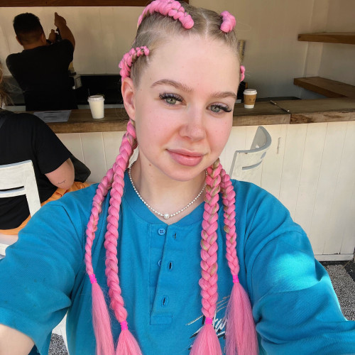 Laurea w. profile photo