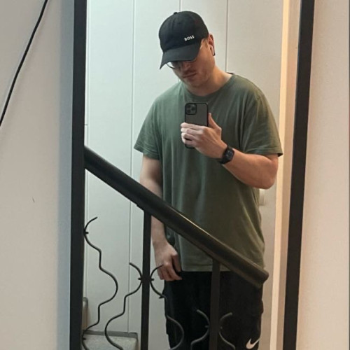 Aron G.