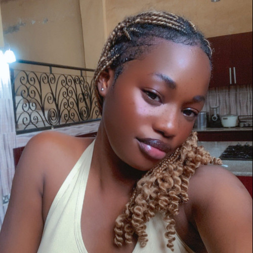 Queen b.