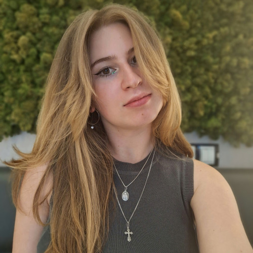 Luna F.