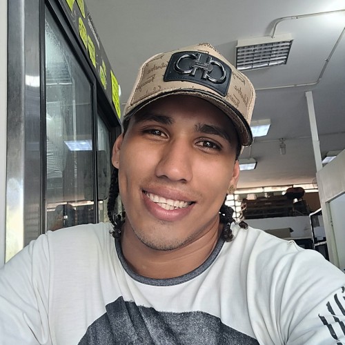Jorge oído y sonrisa divertido y extrovertido A.