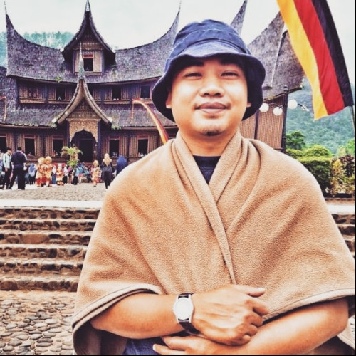 Om  F. profile photo