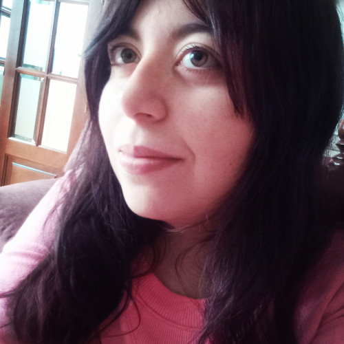 CristinaSi lo que buscas es una presentación que atraiga, que no suene forzada ni artificial, sino como esa versión tuya que entra en una conversación y deja una huella suave pero imposible de ignorar, podría sonar así:    Soy Crystal. No necesito exag C. profile photo