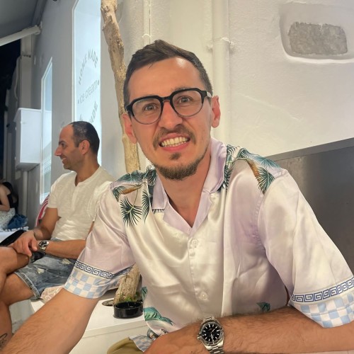 xhulian L. profile photo