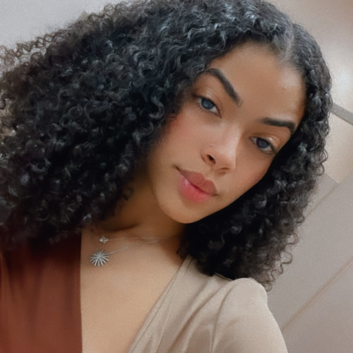 Thais E.