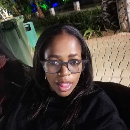 Vee L. profile photo