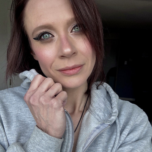 Bee V. profile photo