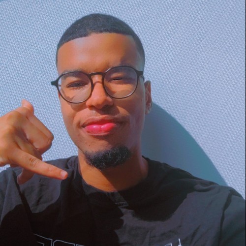 Ezioo E.