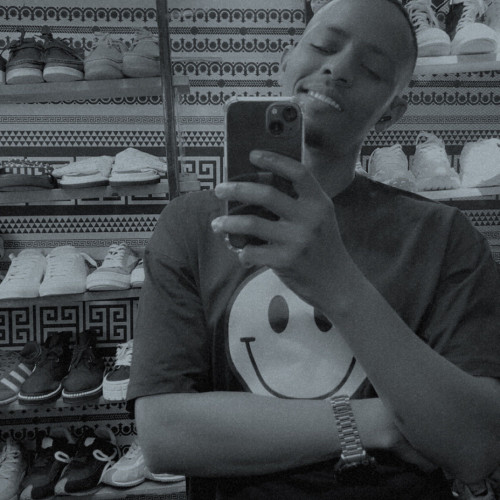 dee m. profile photo