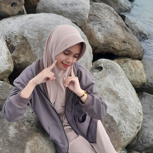 Nur F.