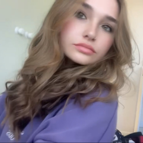 holly  b. profile photo