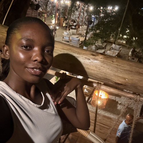 reyna j. profile photo