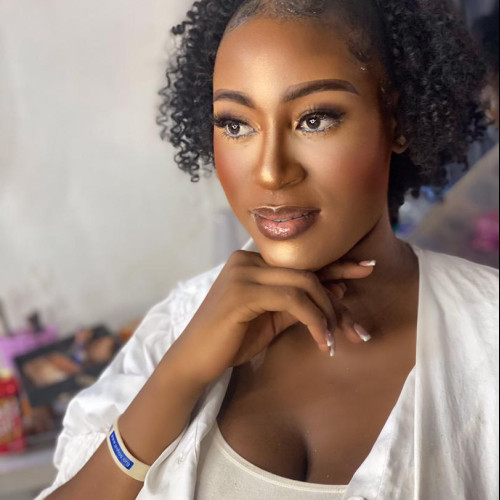 Vee  L. profile photo