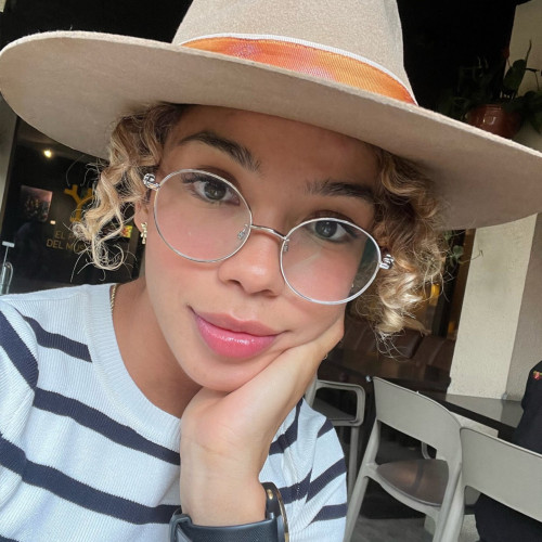 Laura F.