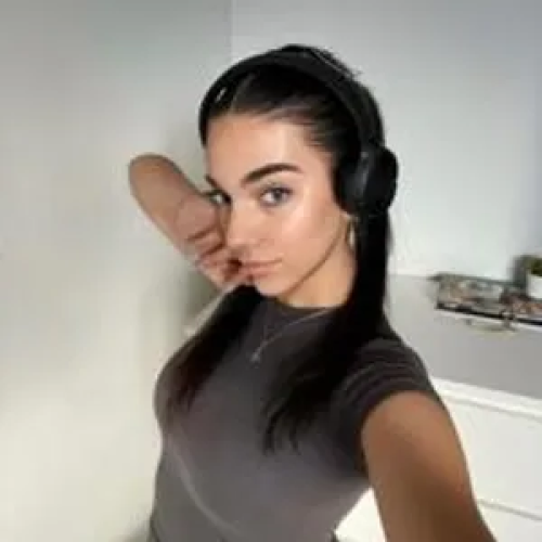 Elle V. profile photo