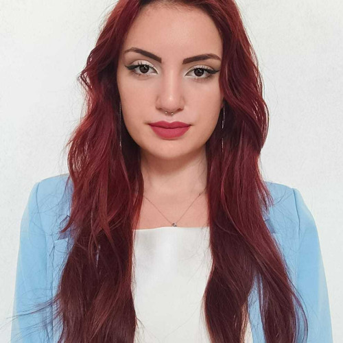 Luana L.