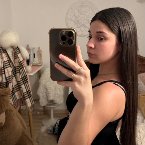 Emy M. profile photo
