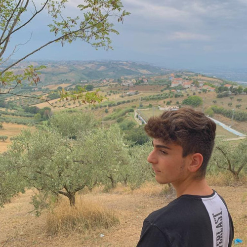 Aleandro l. profile photo