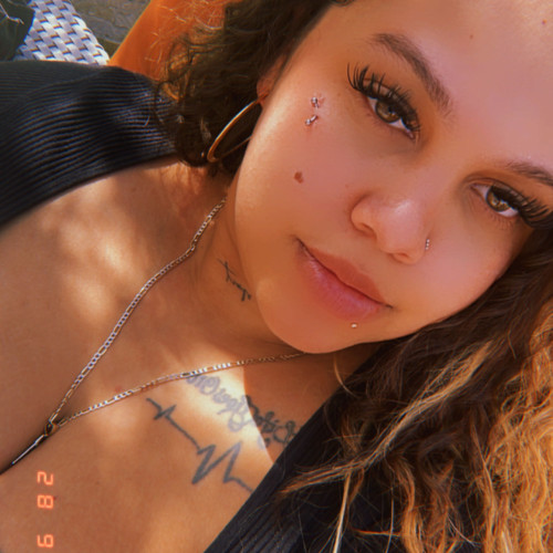 Lizzy G.