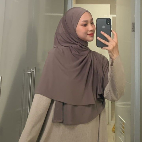 Hasna L.