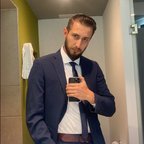 Alex R.
