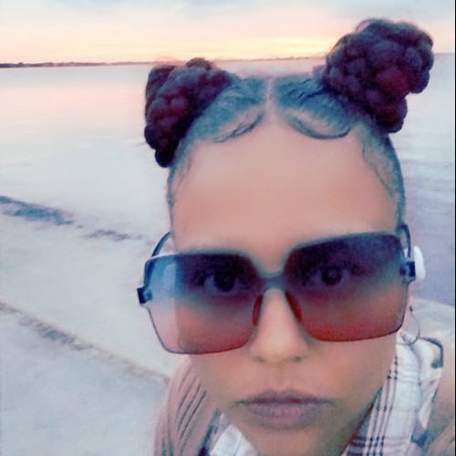 Queen R.