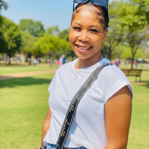 Dee m. profile photo