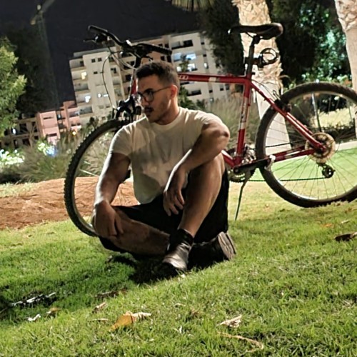 Hicham E.