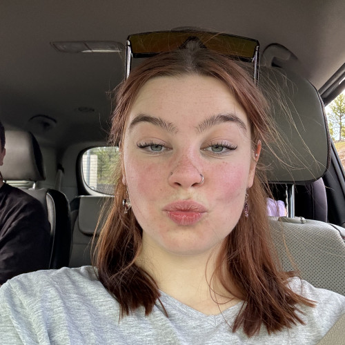 Chloe  . profile photo